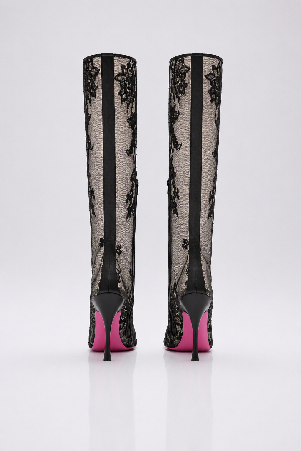 bottes a talon en dentelle noir et semelle rose pour femme vu de dos