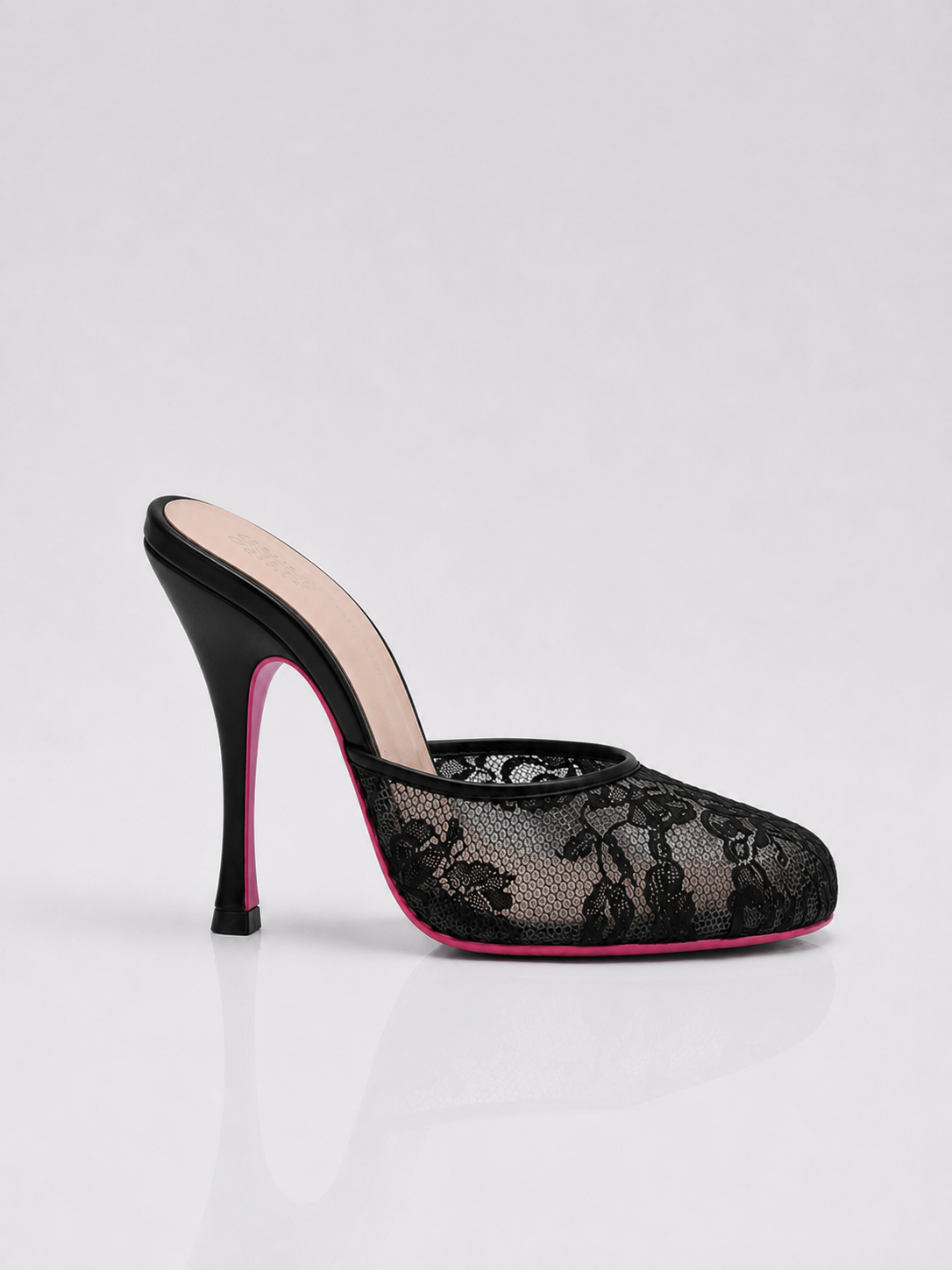 mule a talon fermé en dentelle noir et semelle rose pour femme vu de profil