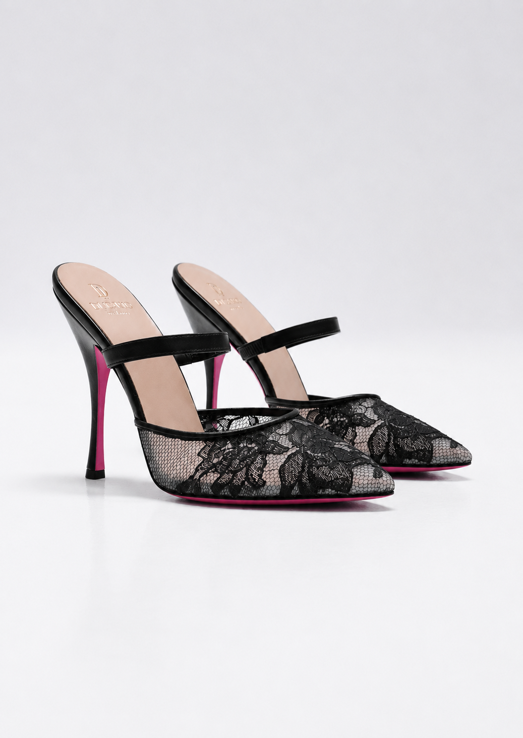 Mule à talon avec bride en dentelle noir avec une semelle rose