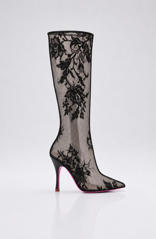 Bottes a talon en dentelle noir et semelle rose pour femme vu de profil