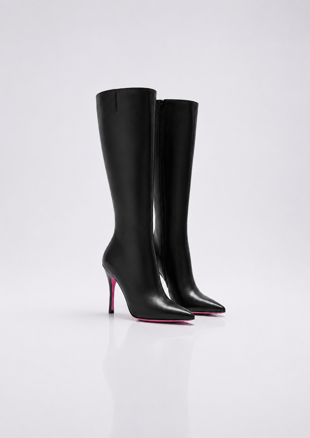 Bottes a talon en cuir noir et semelle rose pour femme vu de 3/4