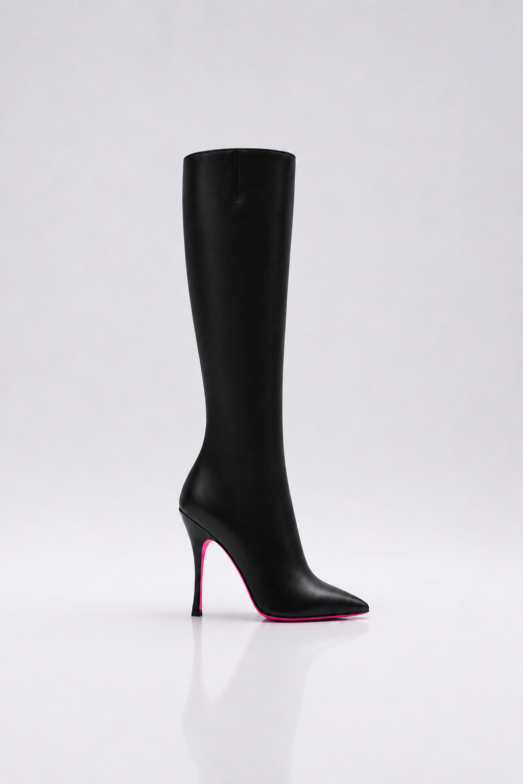 Bottes a talon en cuir noir et semelle rose pour femme vu de profil