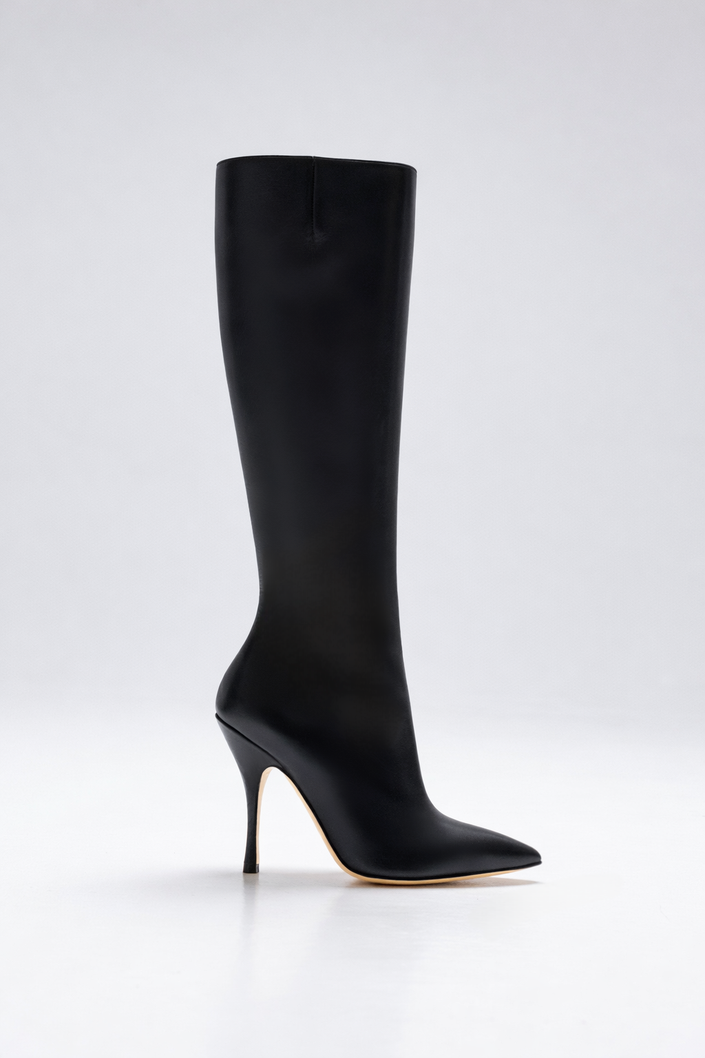 Bottes à talon en cuir de veau noir pour femme vu de profil 