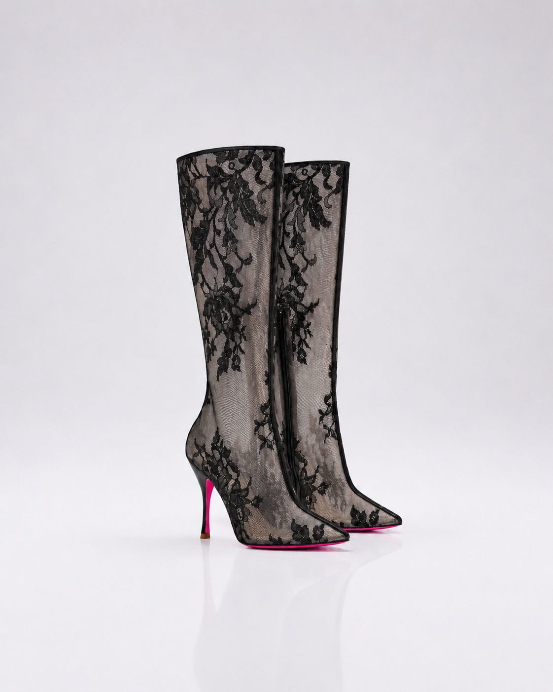 Bottes a talon en dentelle noir et semelle rose pour femme vu de 3/4