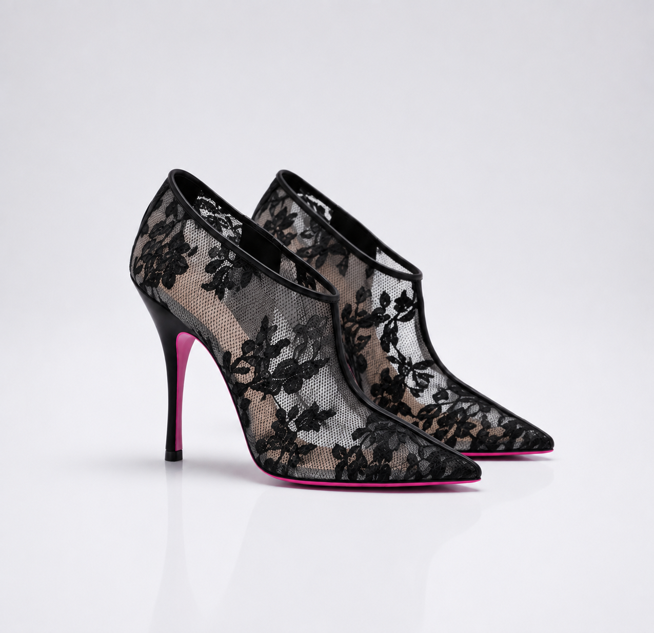 Bottines a talon en dentelle noir et semelle rose pour femme vu de 3/4