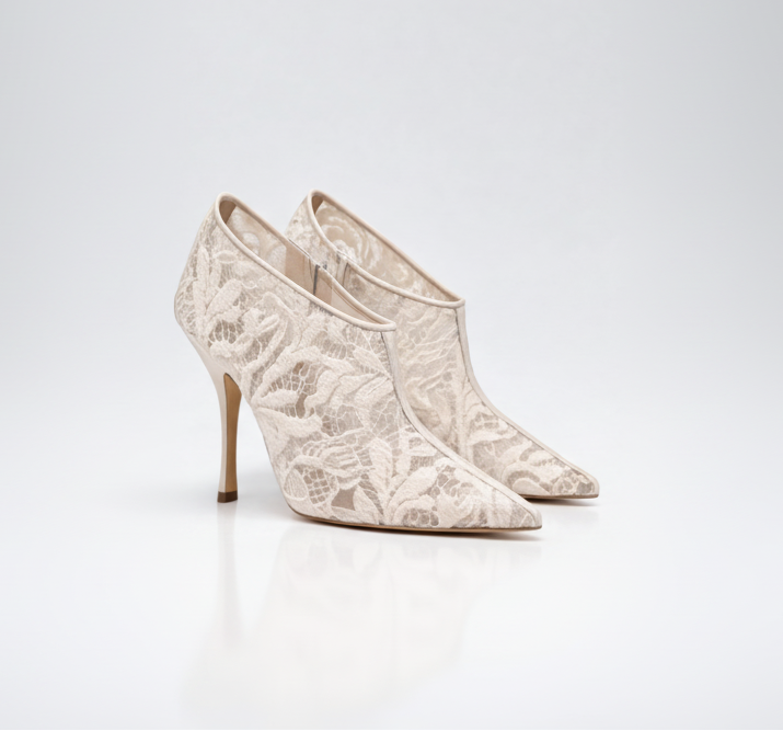 Bottines à talon en dentelle beige pour femme vu de 3/4