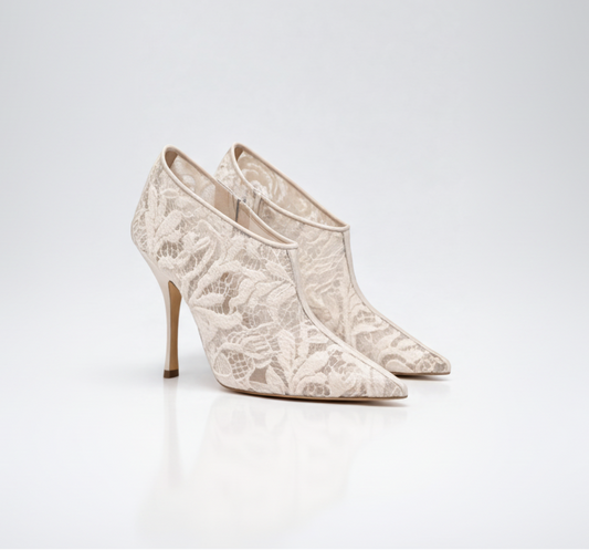 Bottines à talon en dentelle beige pour femme vu de 3/4