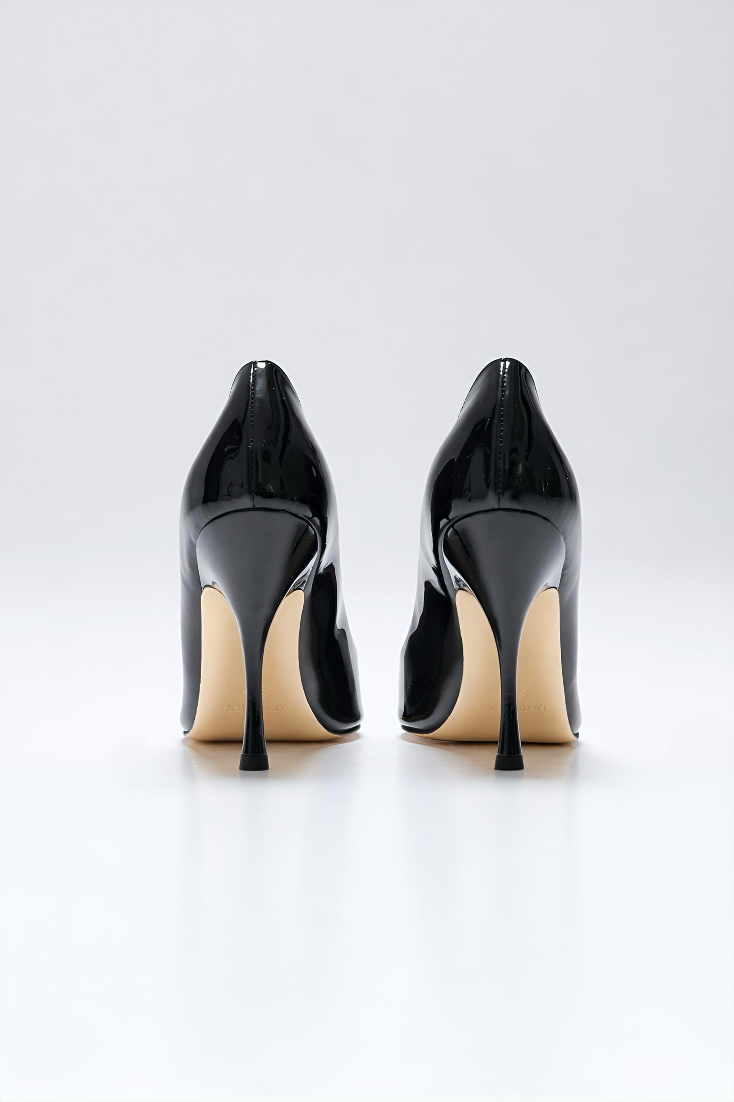 Escarpin en cuir de veau noir pour femme vu de derrière