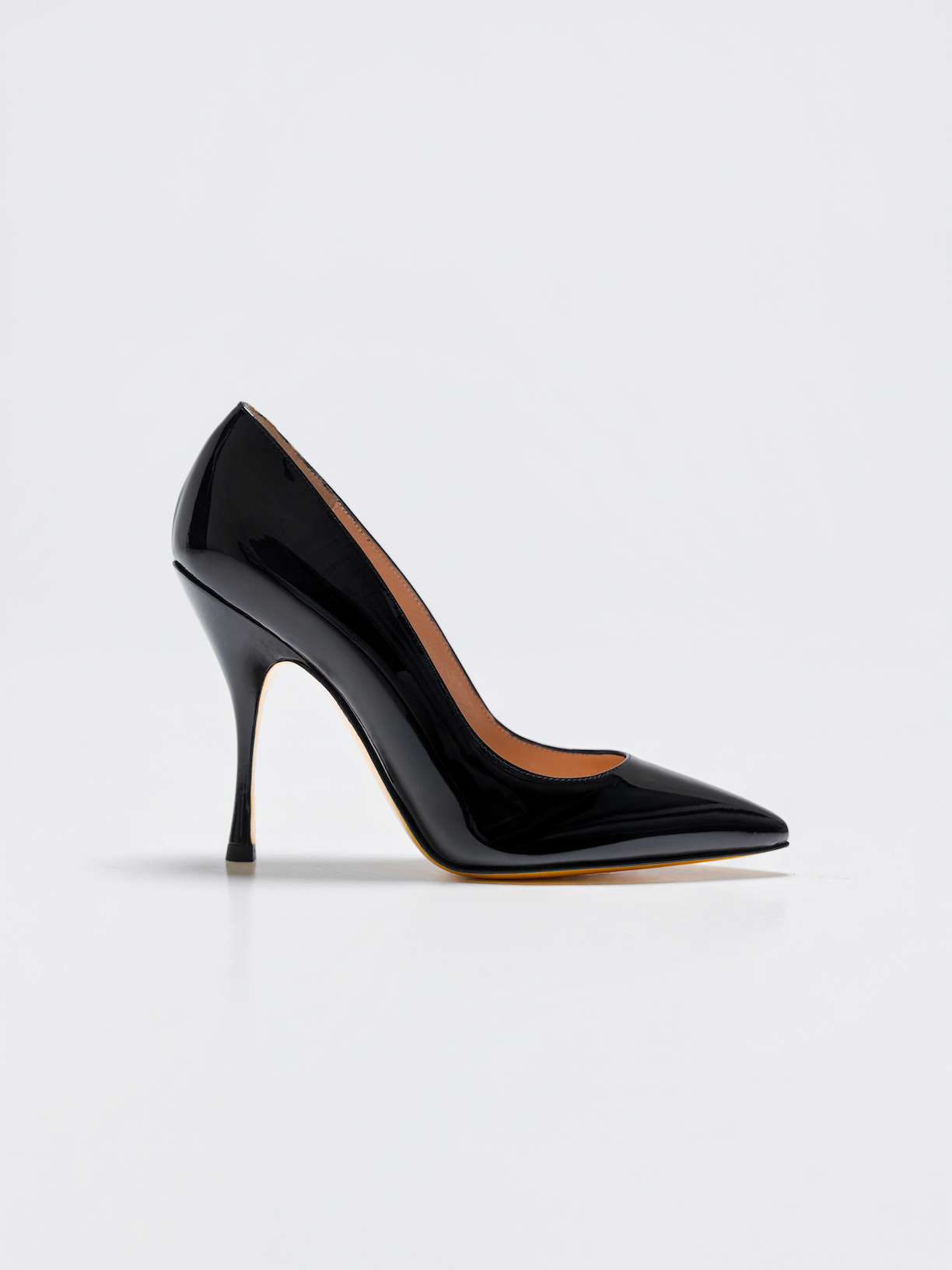 Escarpin en cuir de veau noir pour femme vu de profil