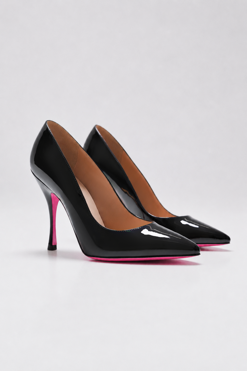Escarpin en cuir noir et semelle rose pour femme vu de 3/4