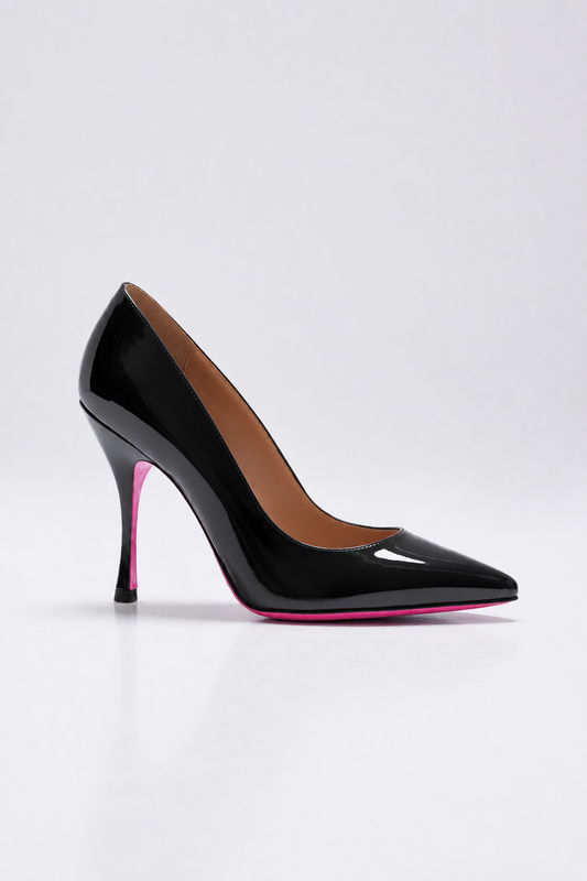 Escarpin en cuir noir et semelle rose pour femme vu de profil
