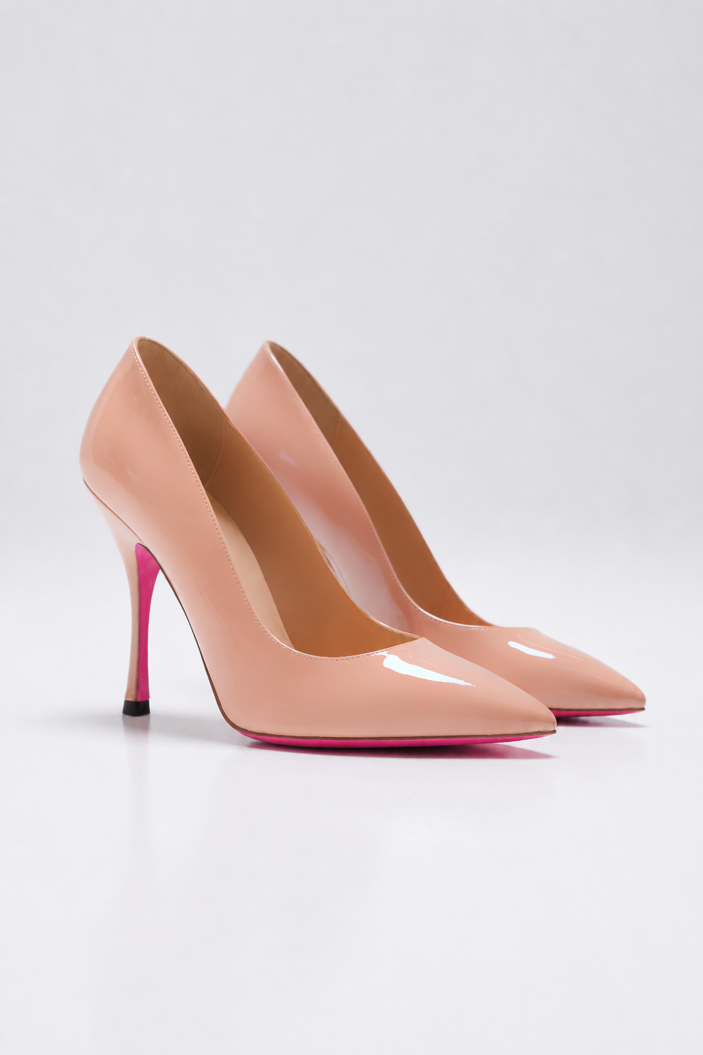 Escarpin en cuir nude et semelle rose pour femme vu de 3/4