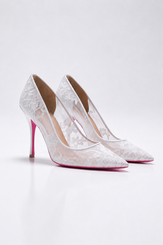 Escarpin en dentelle blanche et semelle rose pour femme vu de 3/4
