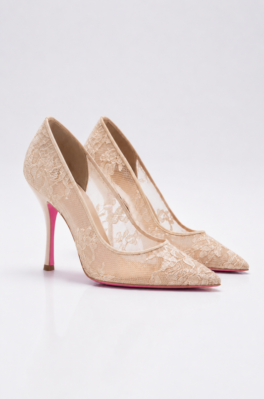 Escarpin en dentelle nude et semelle rose pour femme vu de 3/4