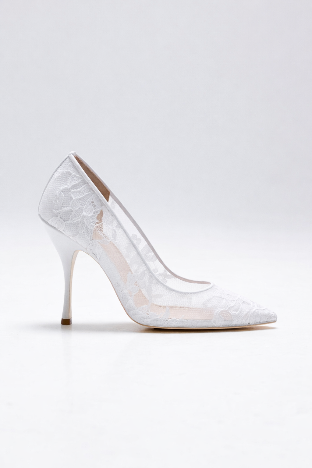 Escarpin pour femme en dentelle blanche vu de profil