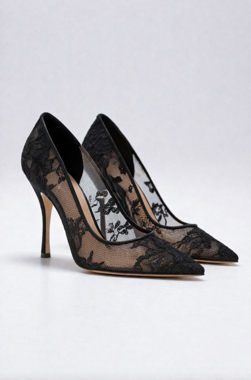 Escarpin en dentelle noir pour femme vu de 3/4