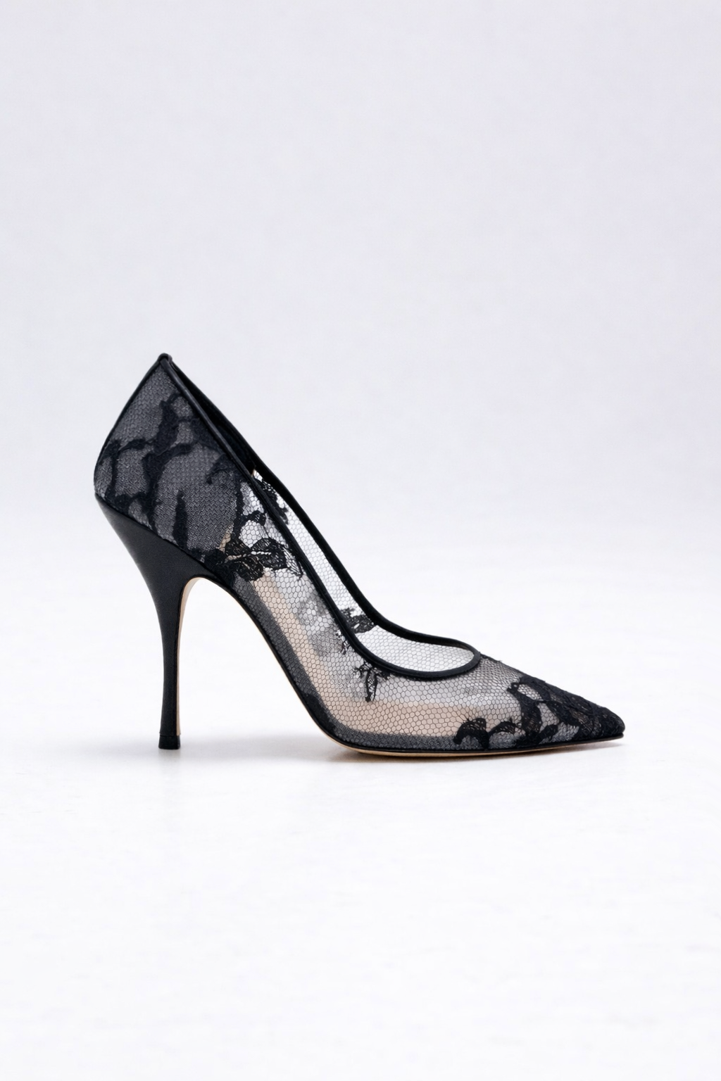 Esacrpin en dentelle noir pour femme vu de profil