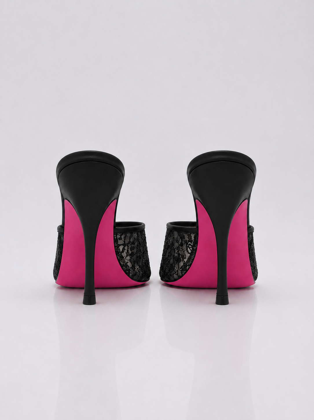 Mule a talon fermé en dentelle noir et semelle rose pour femme vu de dos