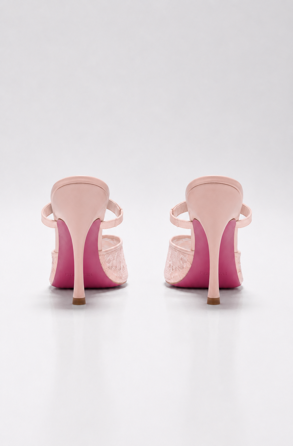mule a dentelle rose avec bride et semelle rose pour femme vu de dos 