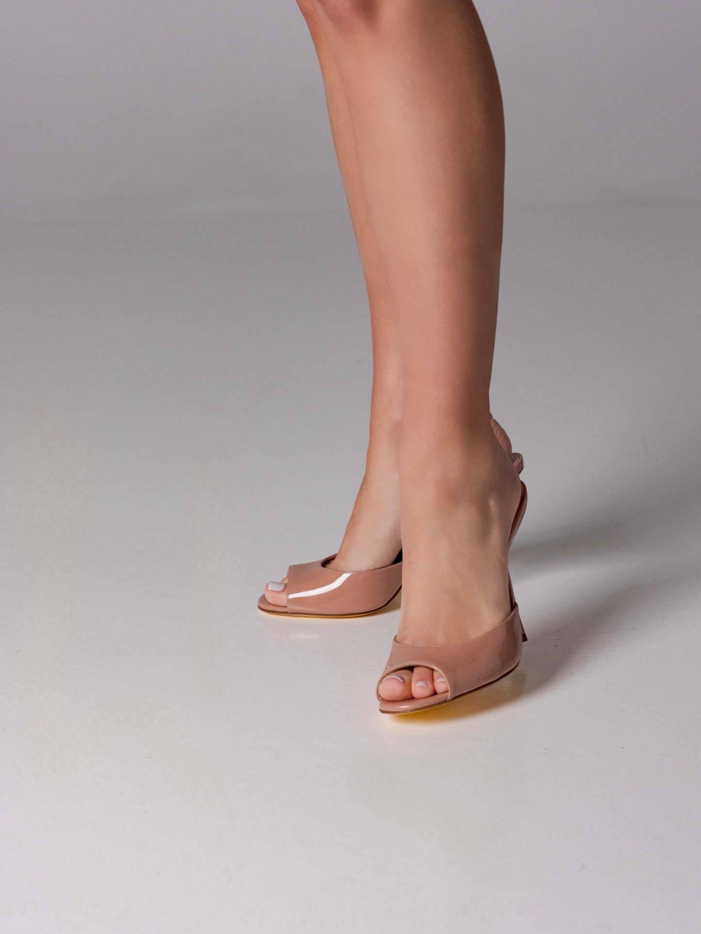 Mule à talon en cuir de veau nude pour femme vu porté