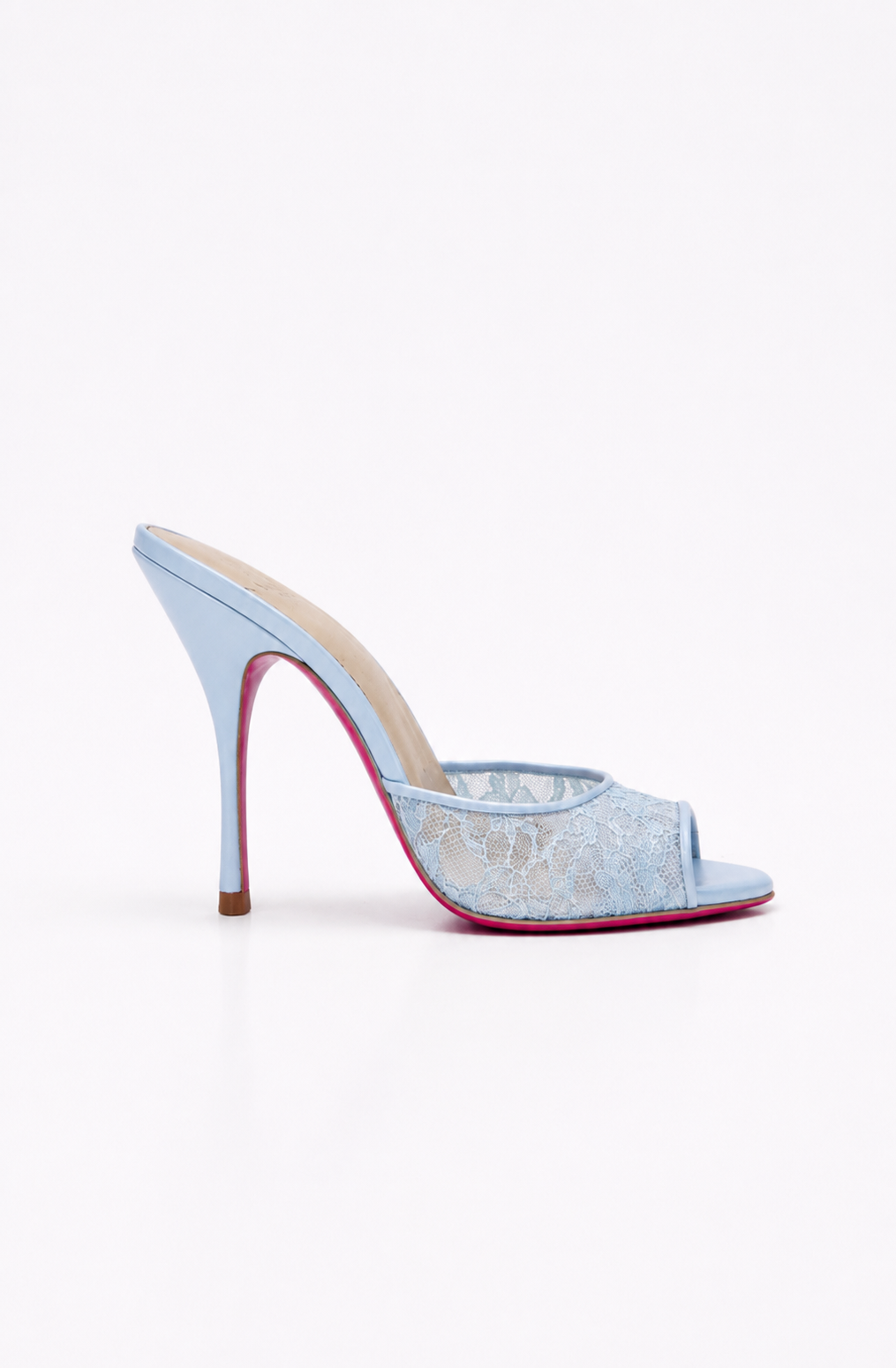 Mule a talon en dentelle bleu et semelle rose pour femme vu de profil