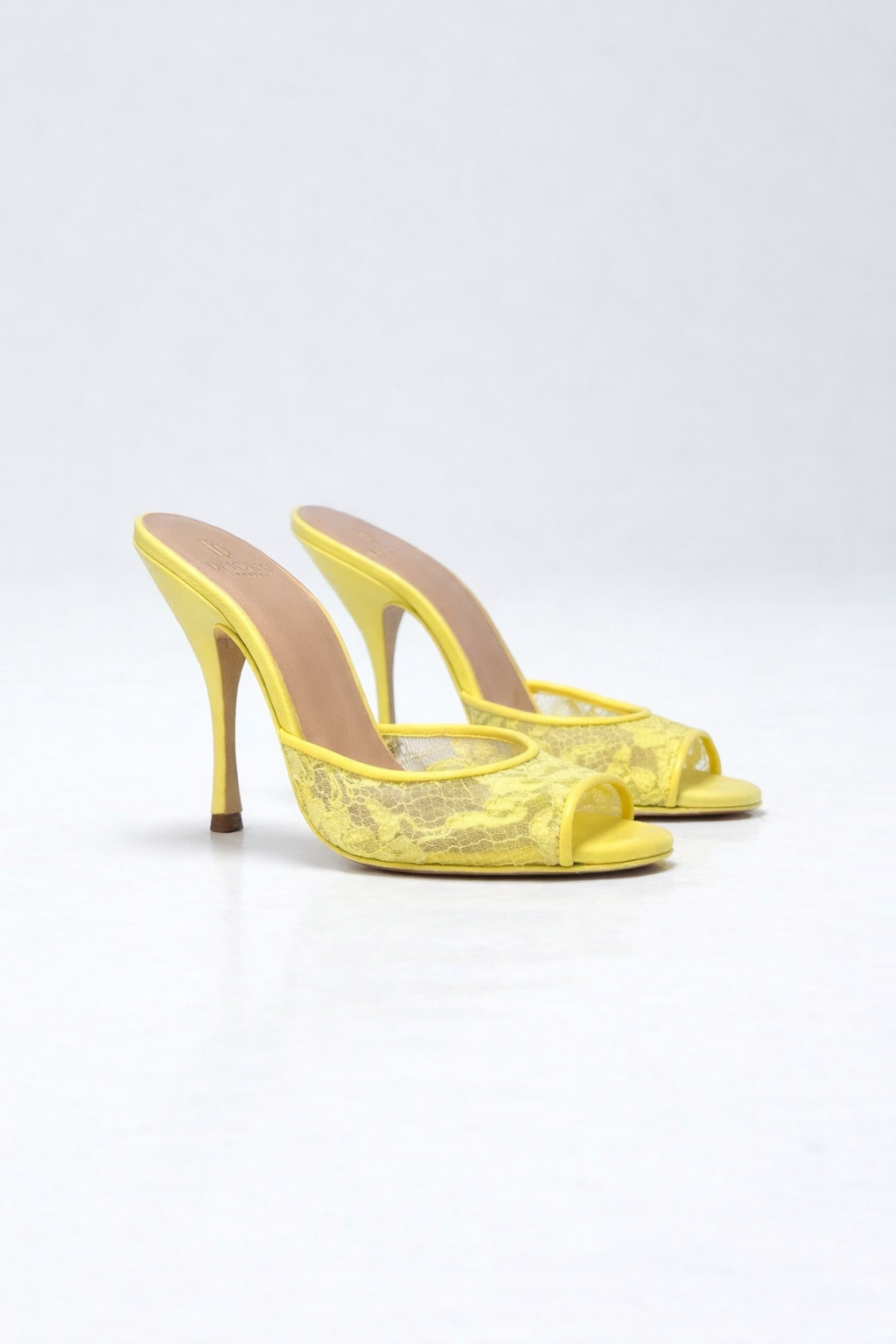 Mule à talon en dentelle jaune pour femme vu de 3/4