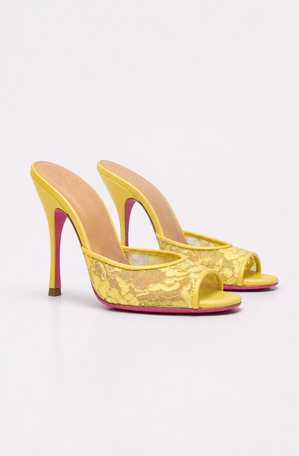 Mule a talon en dentelle jaune et semelle rose pour femme vu de 3 /4