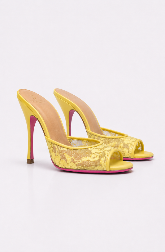 Mule a talon en dentelle jaune et semelle rose pour femme vu de 3 /4