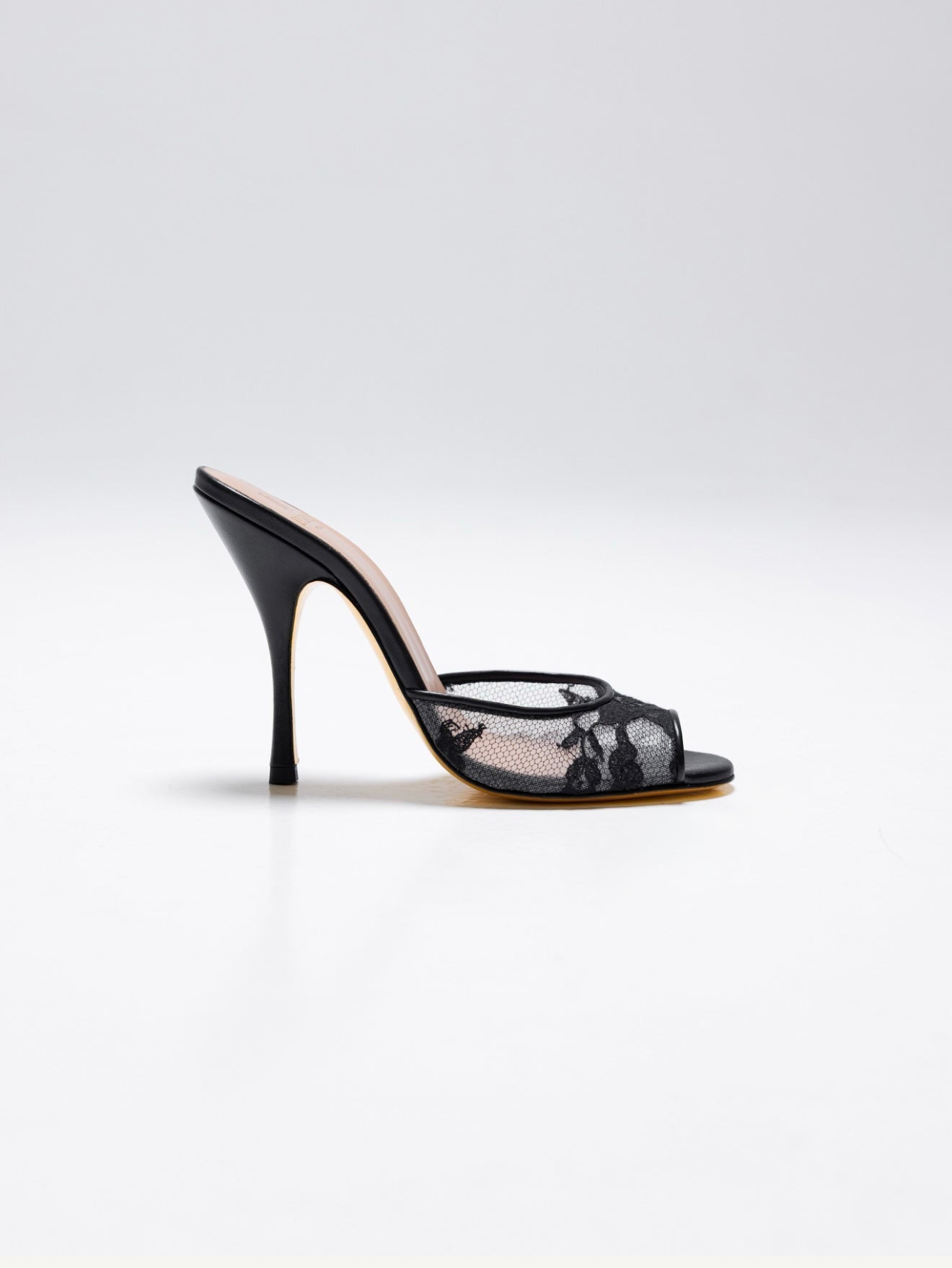 Mule à talon en dentelle noir pour femme vu de profil