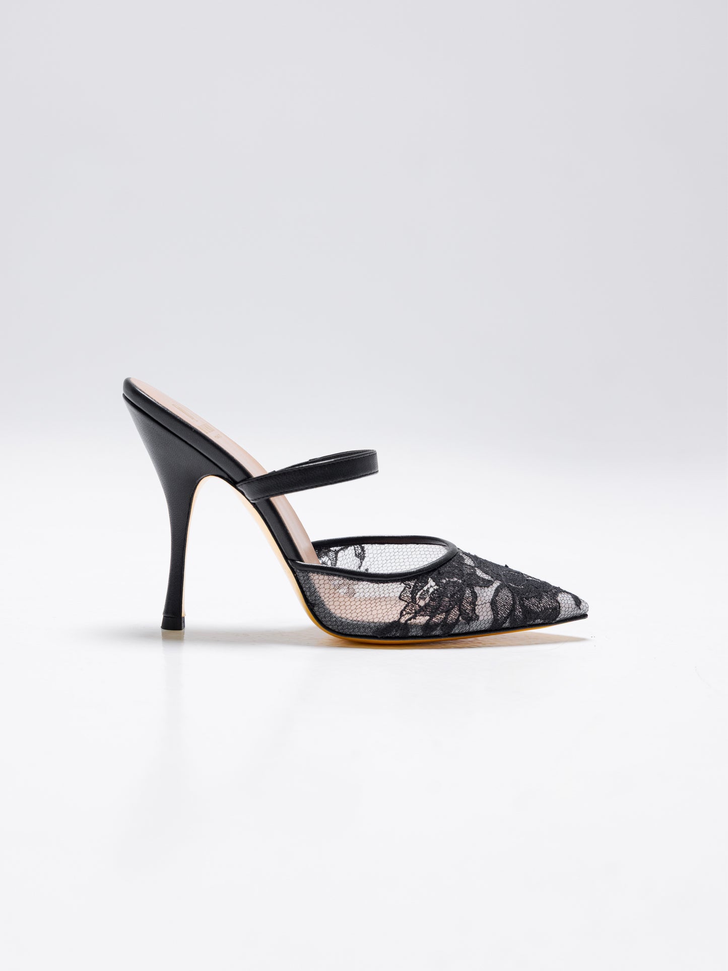 Mule fermé à talon en dentelle noir pour femme vu de profil