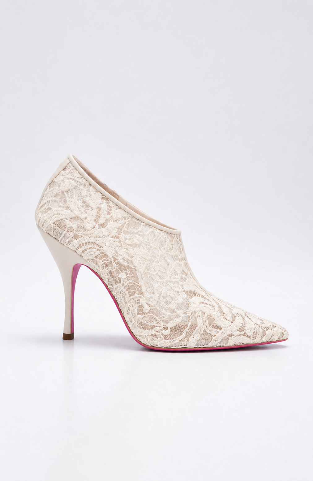 Bottines a talon en dentelle de laine beige avec semelle rose pour femme vu de profil