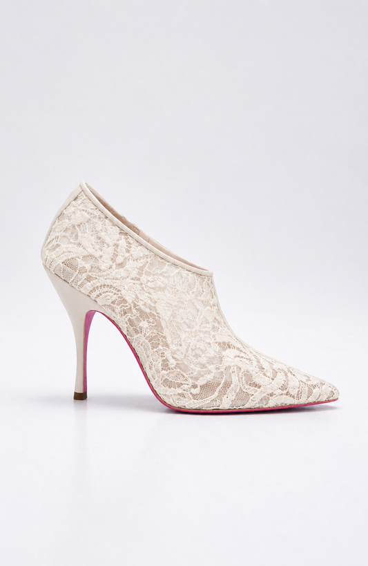 Bottines a talon en dentelle de laine beige avec semelle rose pour femme vu de profil
