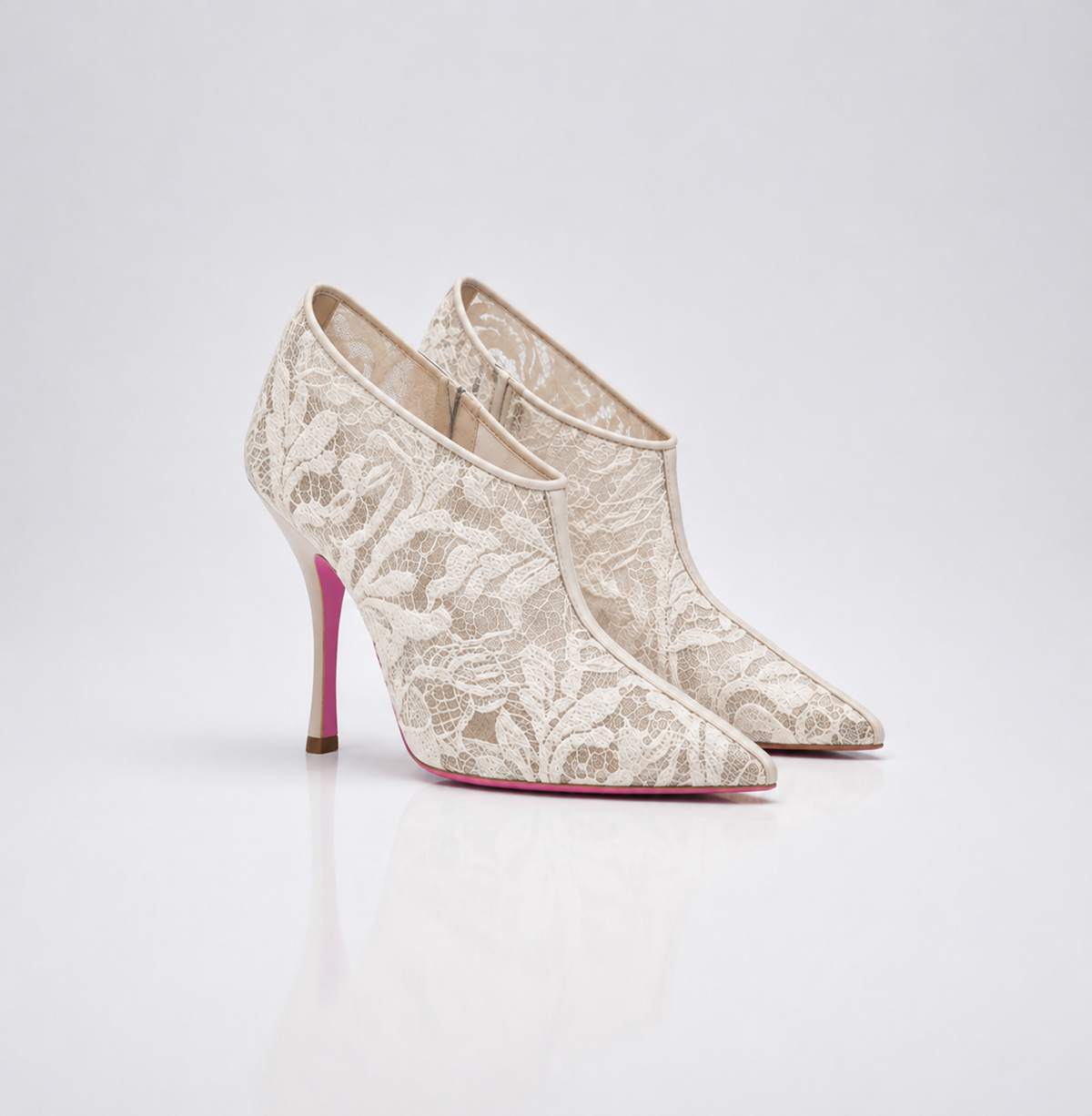 Bottines a talon en dentelle de laine beige et semelle rose pour femme vu de 3/4