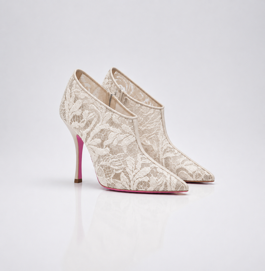 Bottines a talon en dentelle de laine beige et semelle rose pour femme vu de 3/4