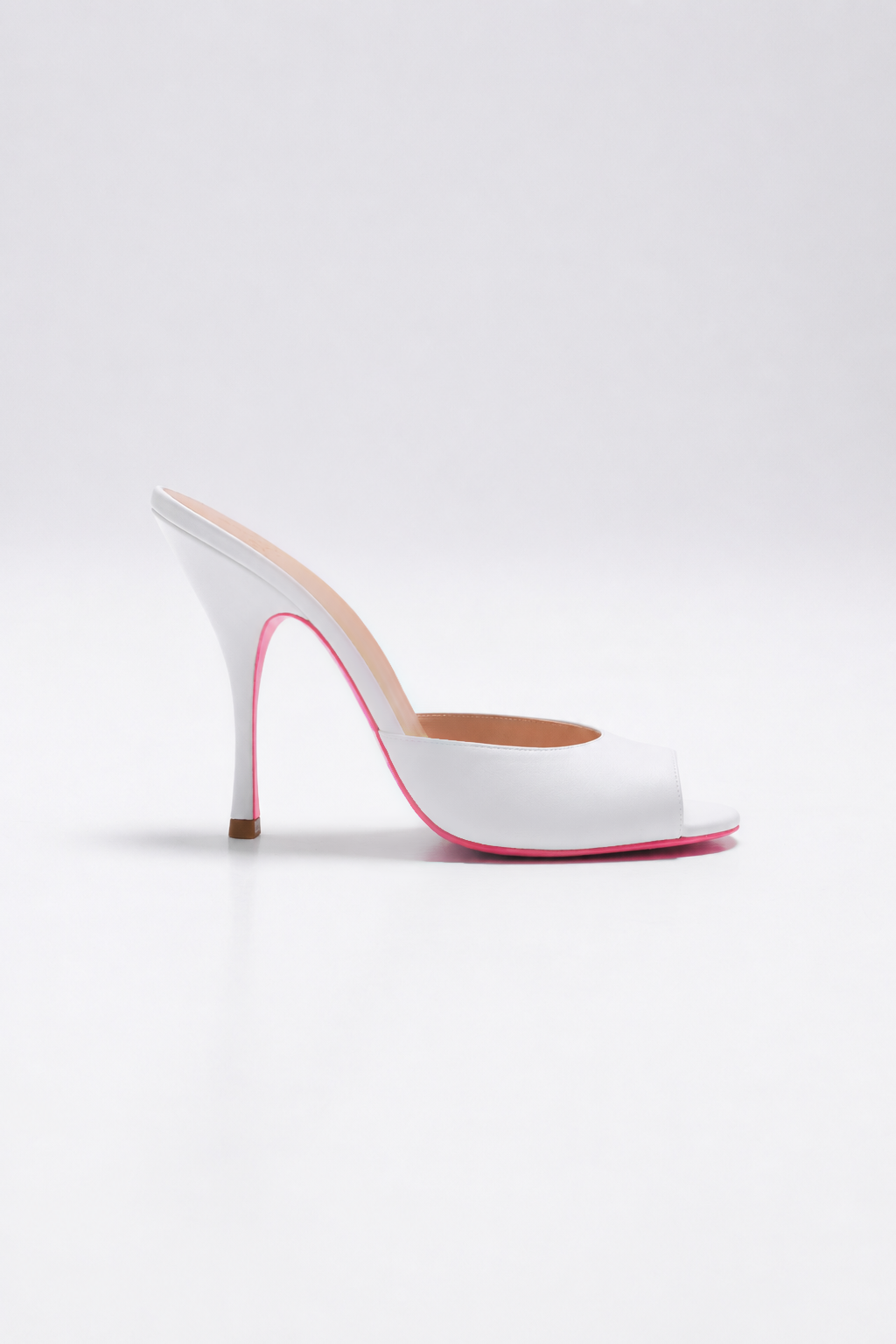 mule a talon en cuir blanc et semelle rose pour femme vu de profil
