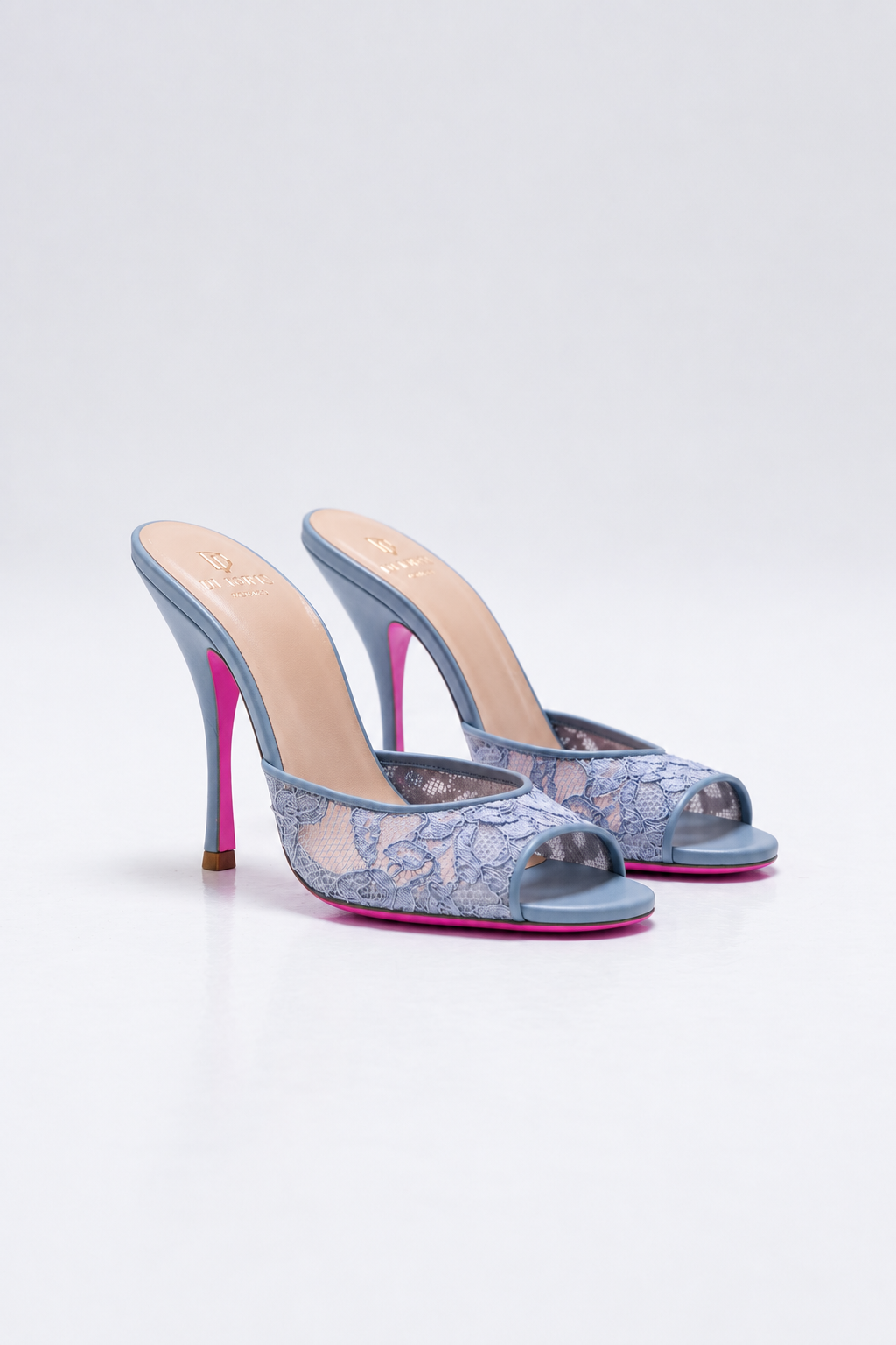 Mule a talon en dentelle bleu et semelle rose pour femme vu de 3/4