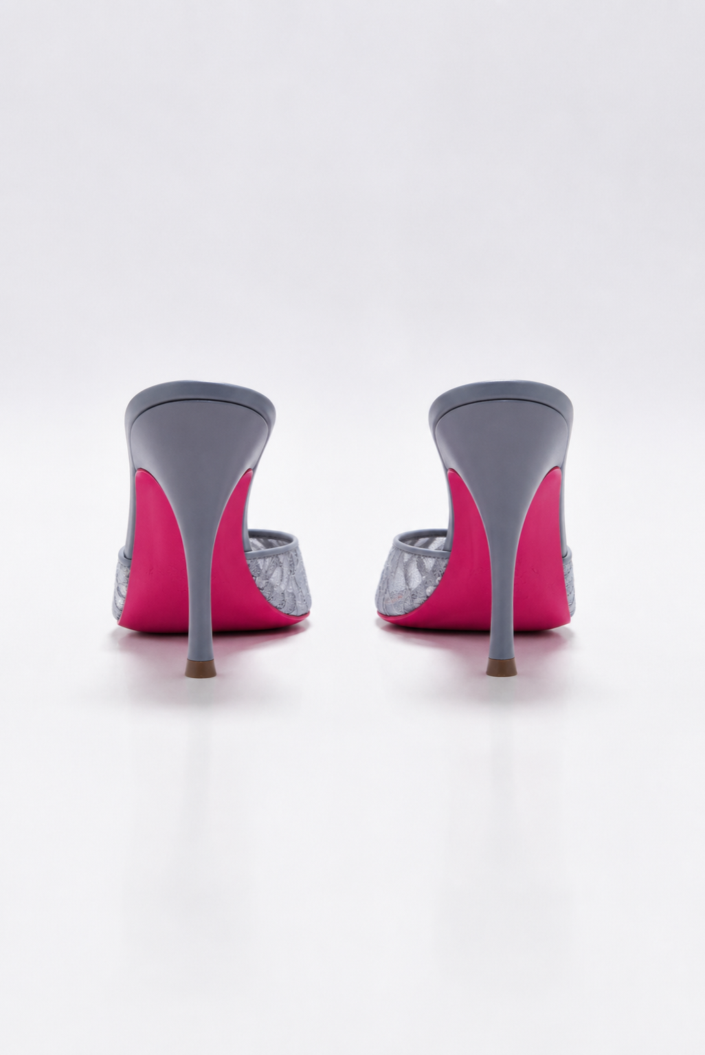 mule a talon en dentelle bleu et semelle rose pour femme vu de dos