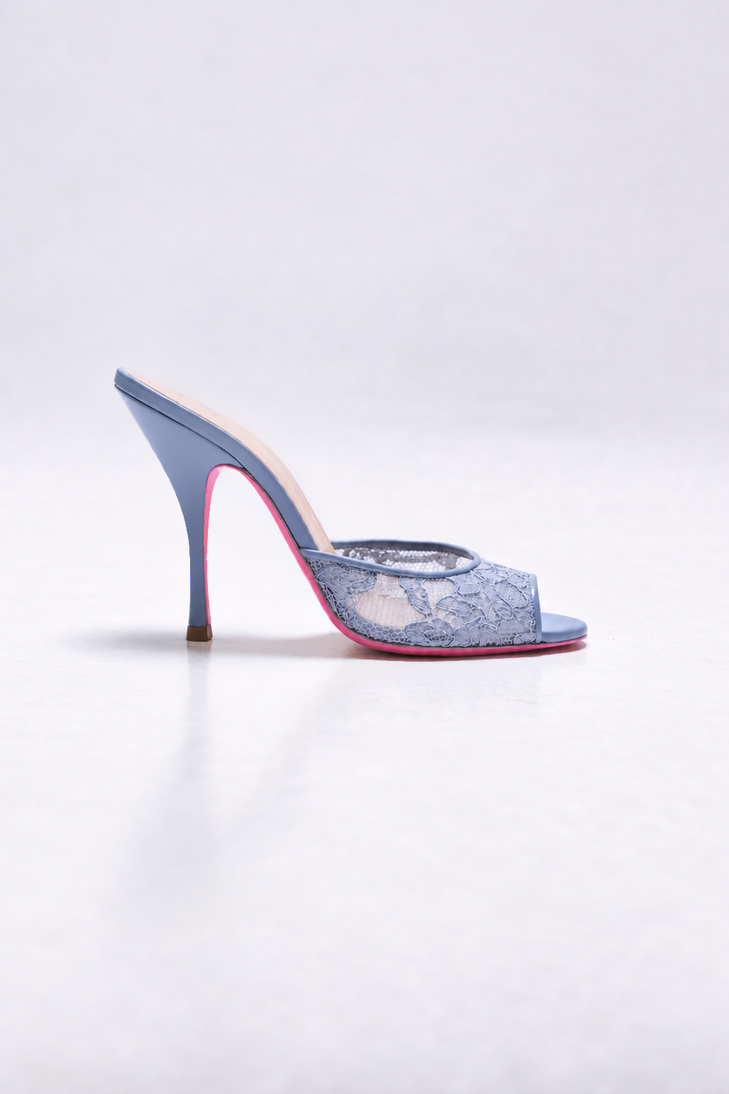 mule a talon en dentelle bleu et semelle rose pour femme vu de profil