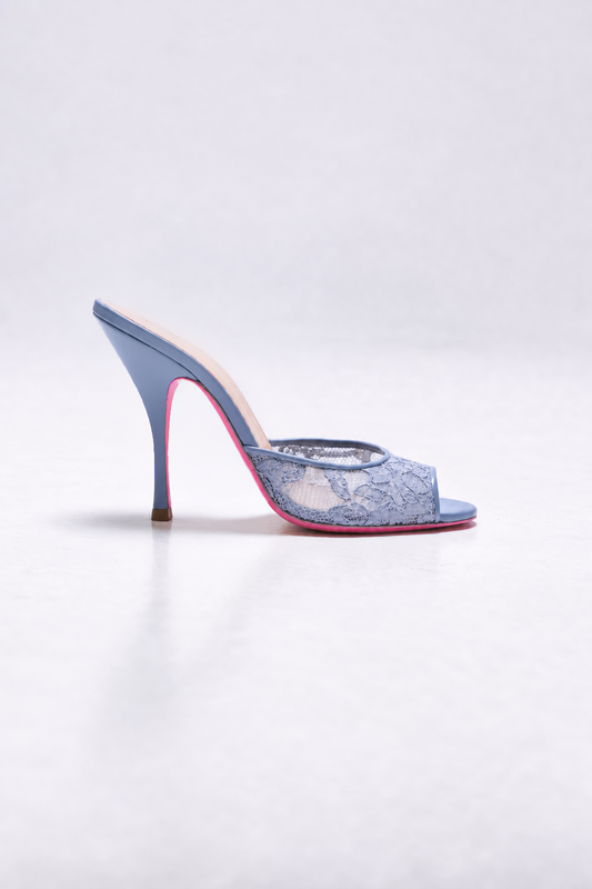 mule a talon en dentelle bleu et semelle rose pour femme vu de profil