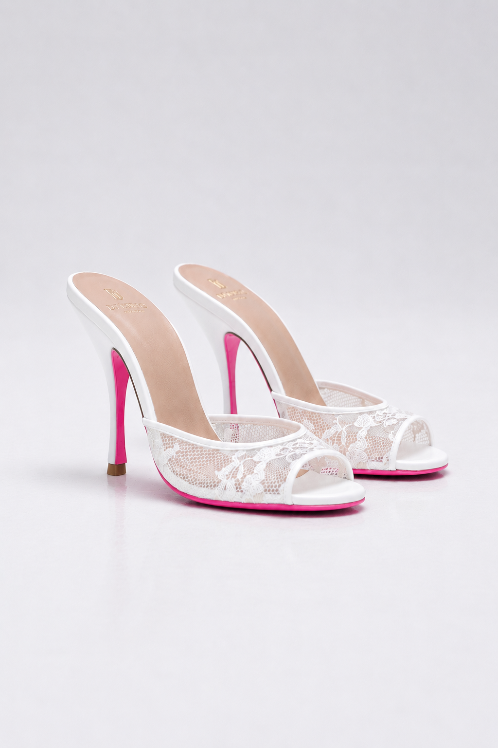 mule a talon en dentelle blanche et semelle rose pour femme vu de 3/4