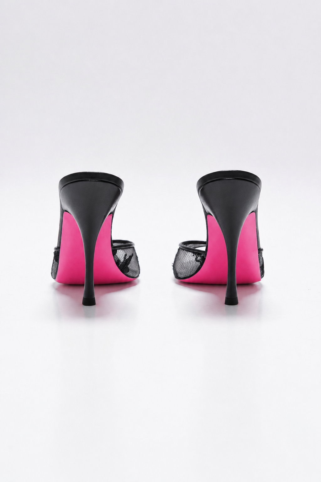 Mule a talon en dentelle noir et semelle rose pour femme vu de dos