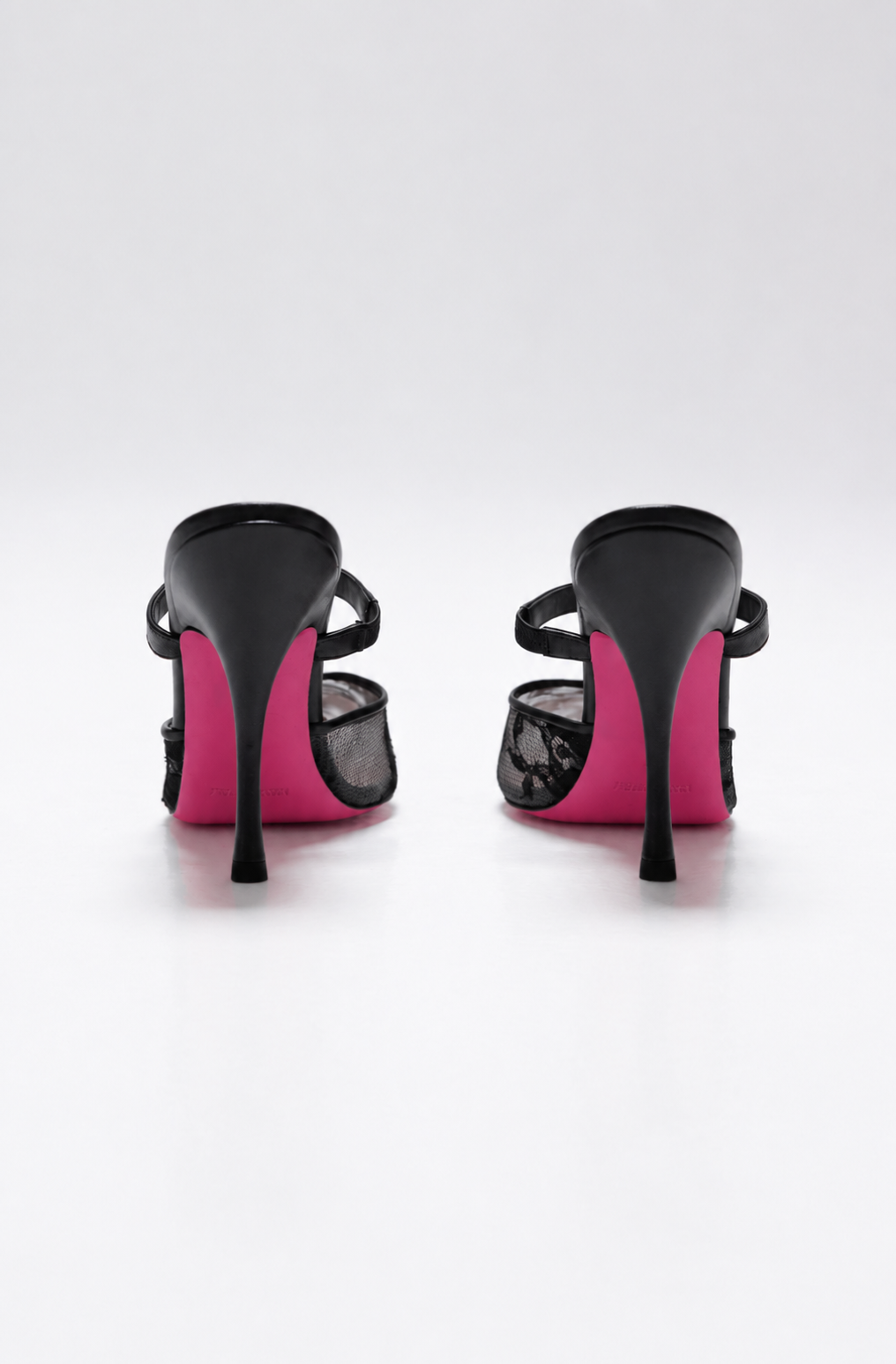 Mule à talon en dentelle noir avec bride et semelle rose vu de derriere 