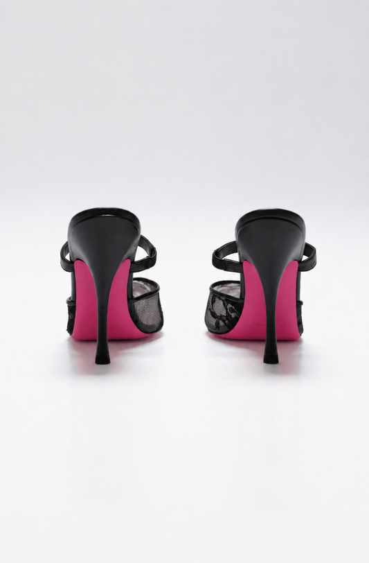 Mule à talon en dentelle noir avec bride et semelle rose vu de derriere 