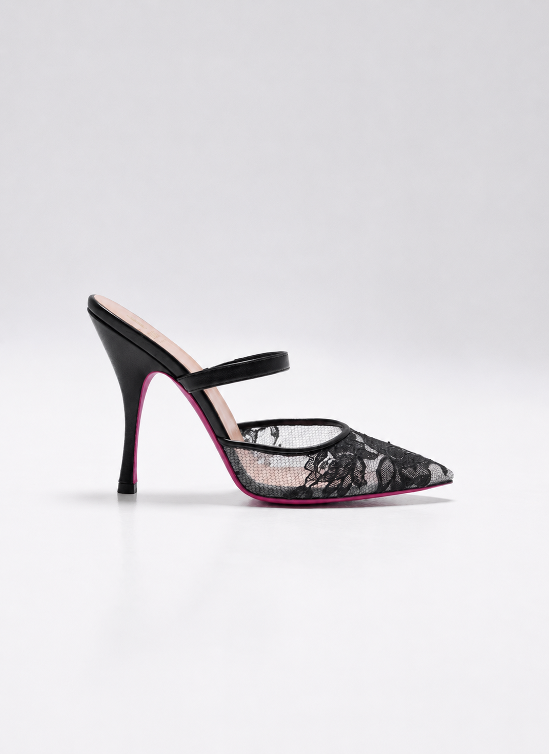 Mule à talon avec bride en dentelle noir et semelle rose vu de cote 