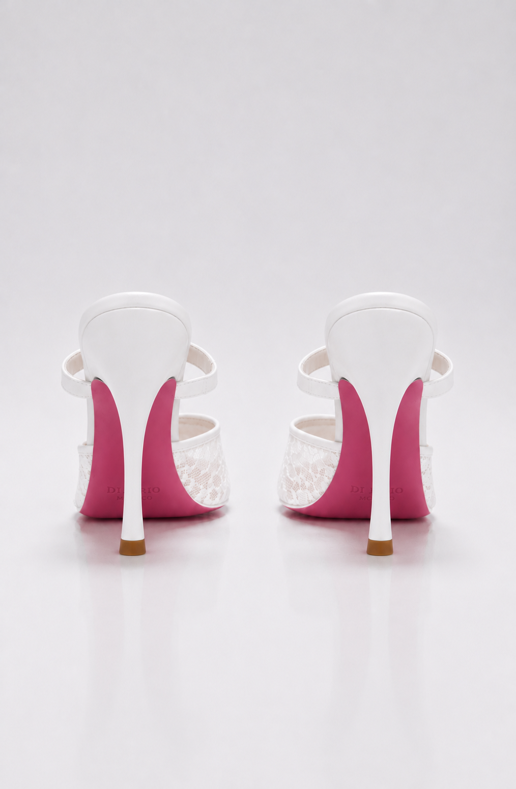Mule a talon en dentelle blanche te semelle rose pour femme vu de dos