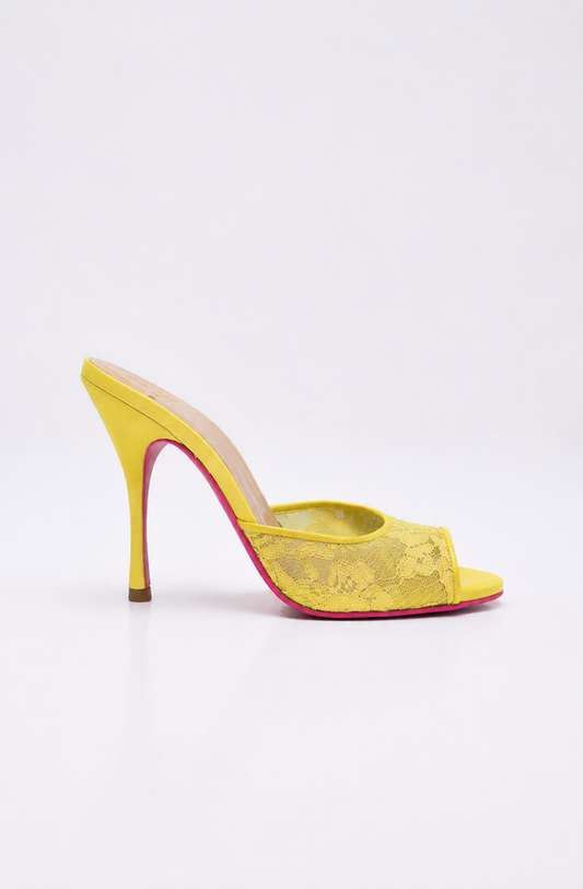 Mule a talon en dentelle jaune et semelle rose pour femme vu de profil