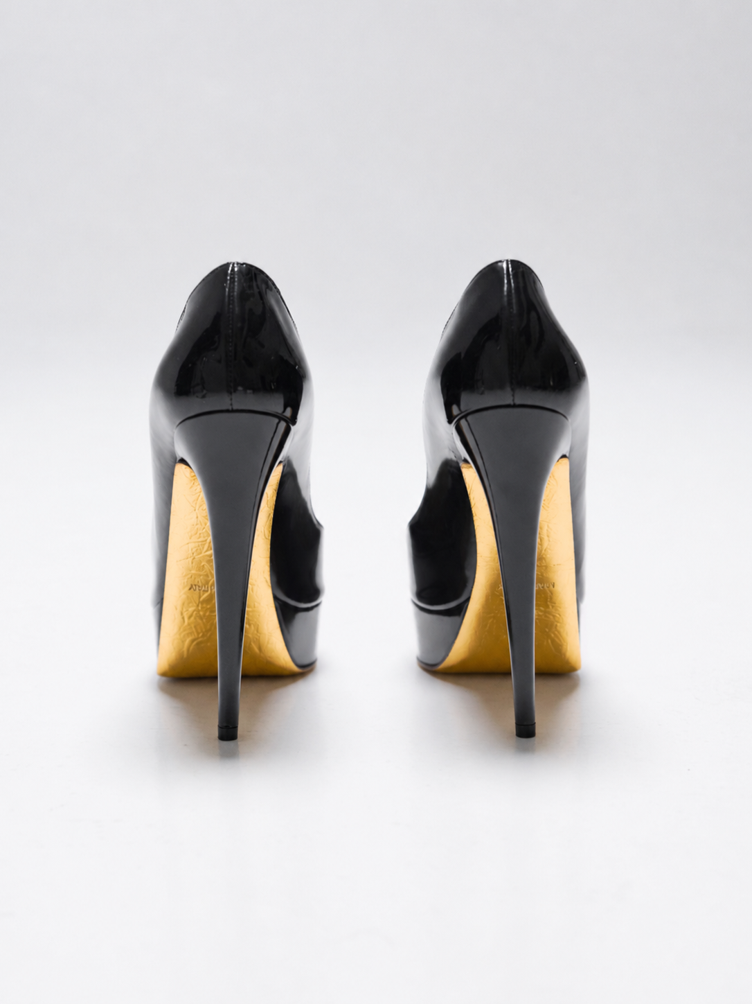 talon a plateforme en cuir noir et semelle rose pour femme vu de dos